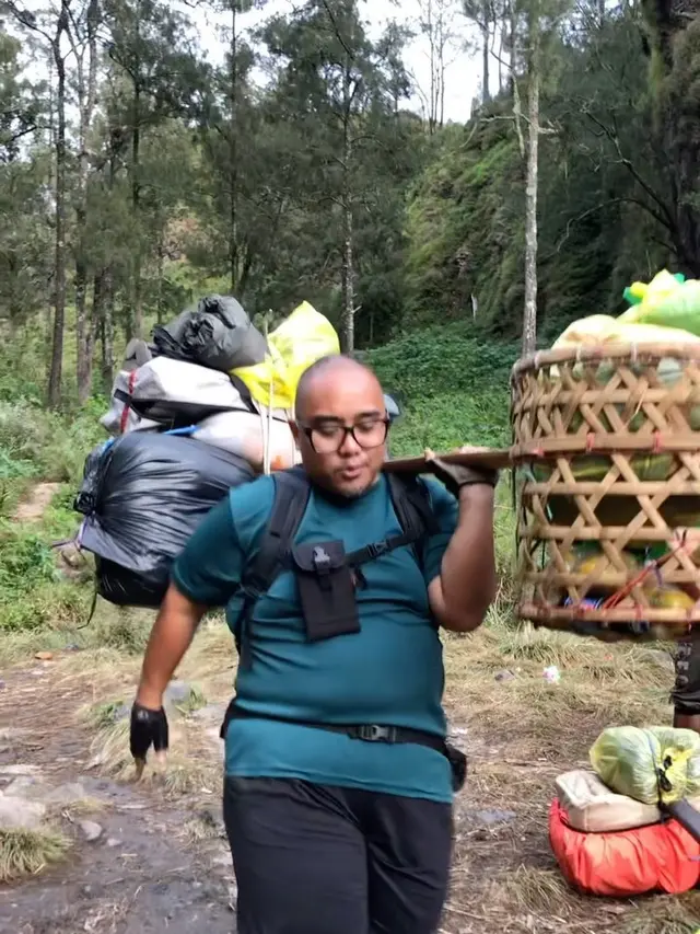 Cosplay Jadi Porter, Ini 7 Potret Igor Saykoji dan Istri Daki Gunung Rinjani