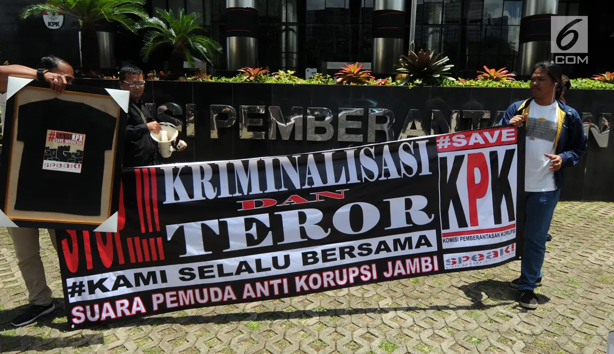 Aktivis dari Suara Pemuda Anti Korupsi (Speak) Jambi menggelar aksi solidaritas di Gedung KPK, Jakarta, Senin (11/2). Mereka meminta para penyidik KPK untuk tidak gentar terhadap kasus teror yang menimpa Novel Baswedan dan Gilang (Merdeka.com/Dwi Narwoko)