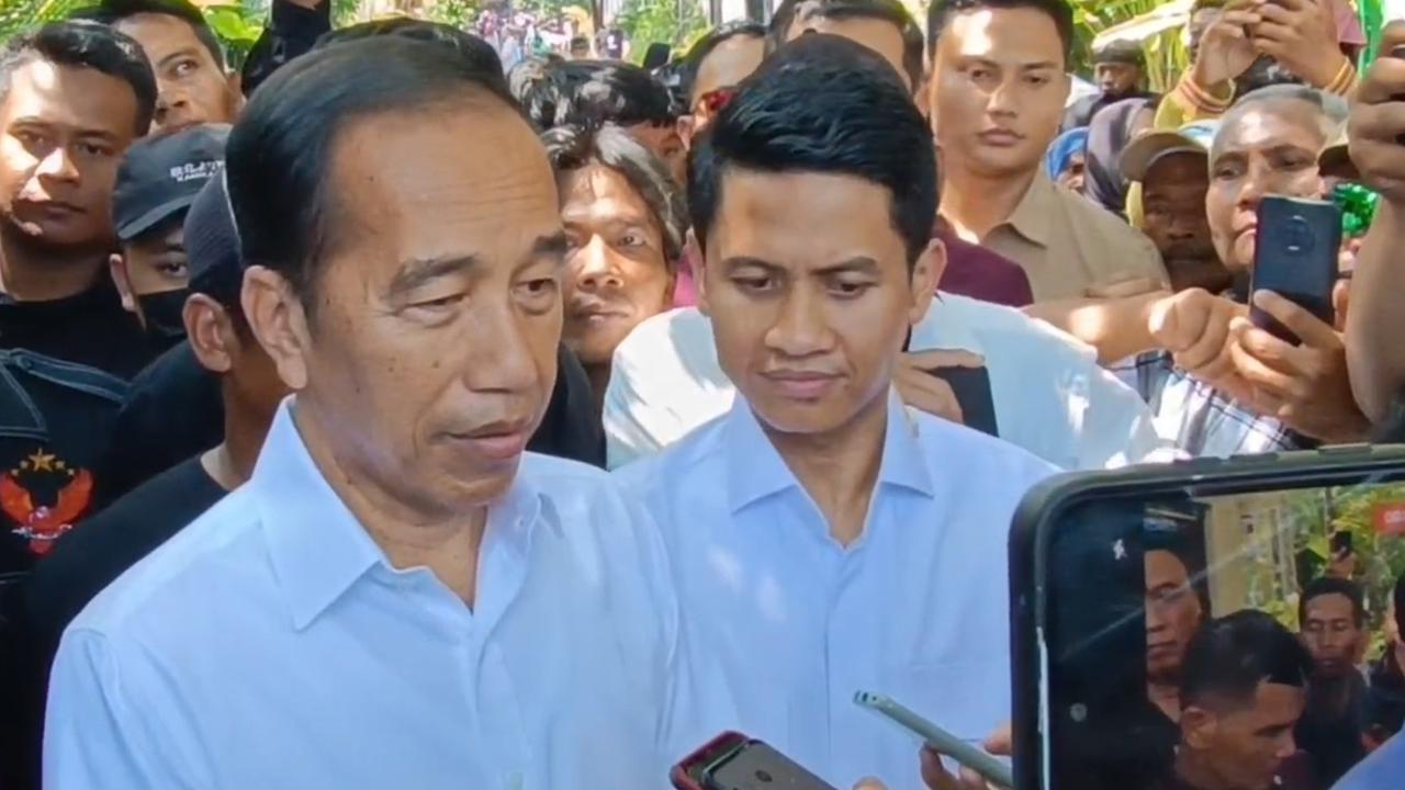 20 Menit Jokowi Pamer Ijazah Asli Lulus UGM ke Awak Media