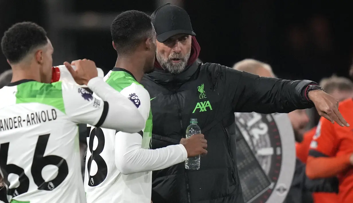 Pelatih Liverpool, Jurgen Klopp memberi instruksi kepada pemainnya saat menghadapi Luton Town pada laga pekan ke-11 Liga Inggris 2023/2024 di Kenilworth Road Stadium, London, Minggu (5/11/2023) malam WIB. (AP Photo/Alastair Grant)