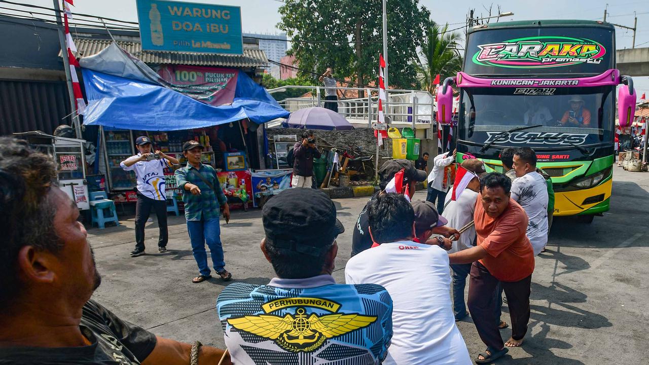 Keseruan Lomba Tarik Bus Sambut HUT ke-81 RI