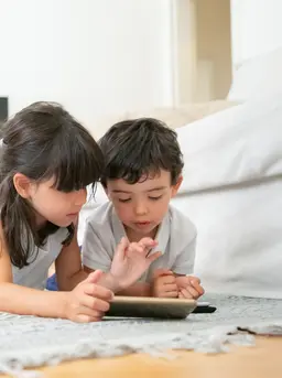 Sahabat Fimela, yuk simak strategi untuk mengurangi screen time anak tanpa konflik yang bisa kamu terapkan pada anakmu! [Dok/freepik.com/pch.vector]