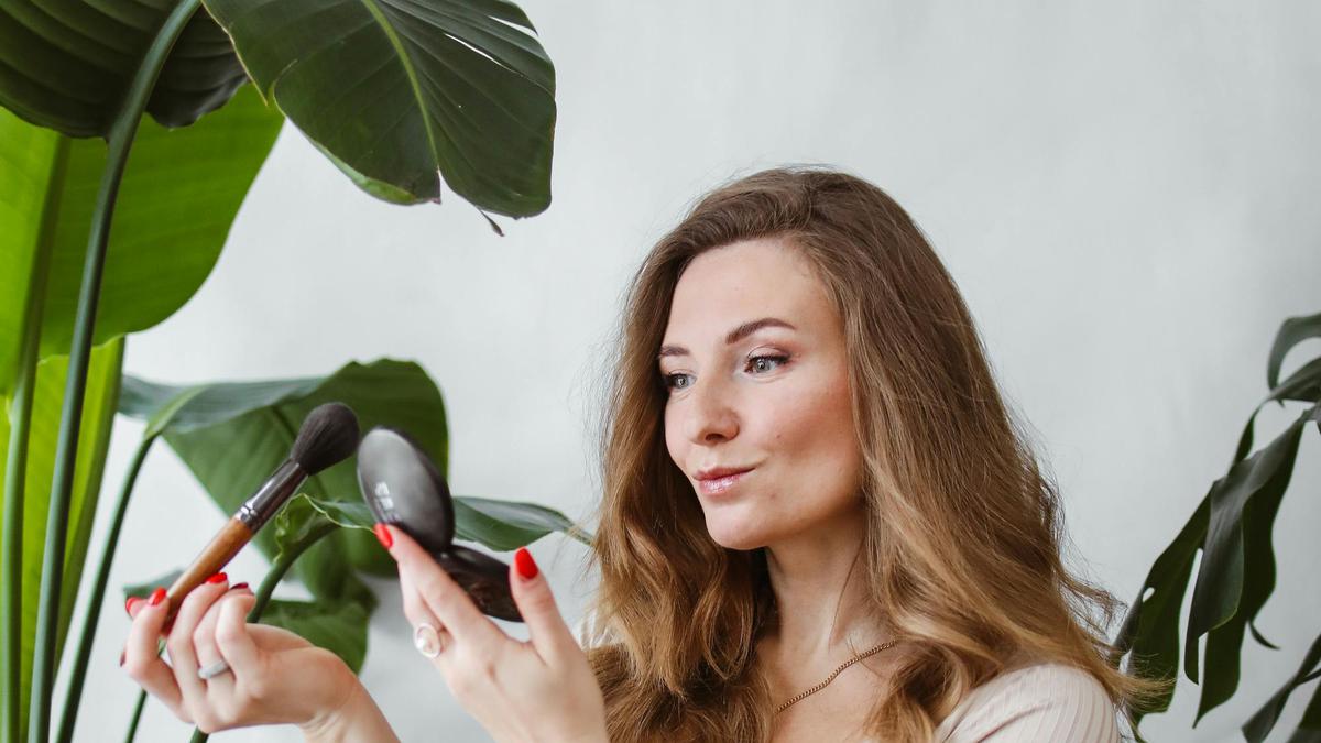 Panas Ekstrem El Nino Bikin Wajah Rentan Berminyak, Ini Jenis Bedak yang Harus Dipakai