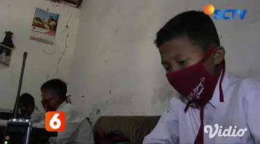 Berbagai kendala dirasakan para guru untuk bisa mengajar siswanya, di tengah pandemi Covid-19, apalagi keterbatasan tidak memiliki sarana komunikasi seperti gawai. Agar siswa tetap belajar, sebuah sekolah di Madiun memanfaatkan alat komunikasi handy ...