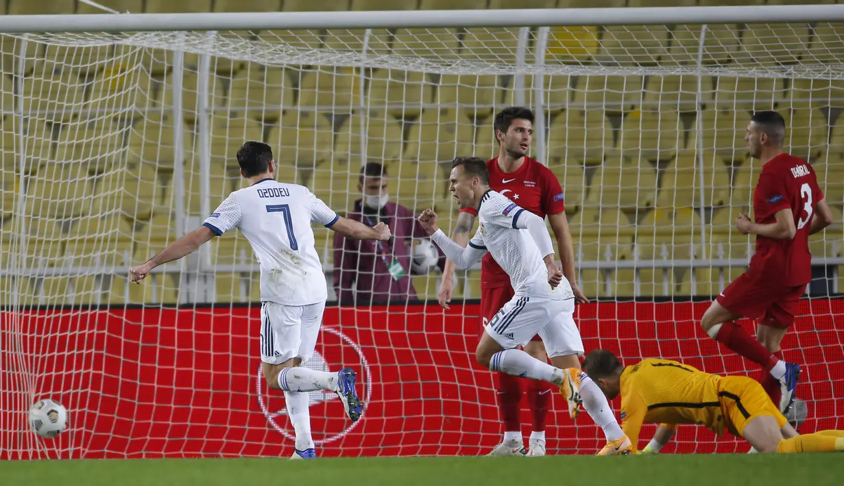 Pemain Rusia, Denis Cheryshev (tengah) berselebrasi usai mencetak gol ke gawang Turki pada pertandingan UEFA Nations League di Stadion Sukru Saracoglu, Istanbul, Minggu (15/11/2020). Turki menang tipis atas Rusia 3-2. (AP Photo)