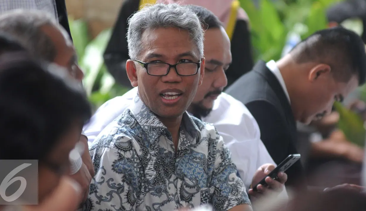 Buni Yani sebelum menjalani sidang praperadilan di Pengadilan Negeri Jakarta Selatan, Selasa (13/12). Sebelumnya pada Senin 5 Desember 2016, Buni Yani dan pengacaranya melayangkan permohonan praperadilan. (Liputan6.com/Helmi Affandi)
