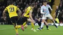 Pemain Manchester United Cristiano Ronaldo (kanan) mencetak gol yang dianulir saat melawan Watford pada pertandingan sepak bola Liga Inggris di Vicarage Road, Watford, Inggris, 20 November, 2021. Watford menang 4-1. (AP Photo/Frank Augstein)