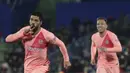 Striker Barcelona, Luis Suarez, melakukan selebrasi usai mencetak gol ke gawang Getafe pada laga La Liga di Stadion Alfonso Perez, Minggu (6/1). Barcelona menang 2-1 atas Getafe. (AP/Manu Fernandez)