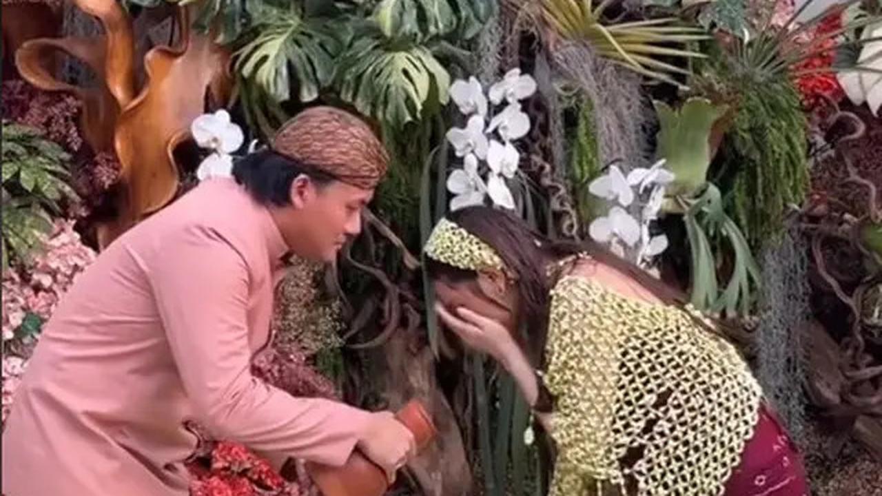 6 Momen Mahalini Wudhu dan Baca Al-Fatihah di Acara 7 Bulanan, Dituntun Rizky Febian