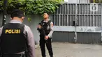 Personel kepolisian melakukan pengamanan saat penggeledahan di salah satu kediaman Ketua KPK Firli Bahuri di kawasan Jalan Kertanegara, Jakarta, Kamis (26/10/2023). (Liputan6.com/Herman Zakharia)