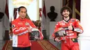 Presiden Joko Widodo berfoto bersama pembalap Ducati Lenovo, Francesco Bagnaia di Istana Merdeka, Jakarta, Rabu (16/3/2022). Hari ini, Jokowi menerima sejumlah pembalap MotoGP yang sebagian besar merupakan rider yang akan tampil pada MotoGP Mandalika, 18-20 Maret 2022.. (Lukas - Biro Pers/Setpres)