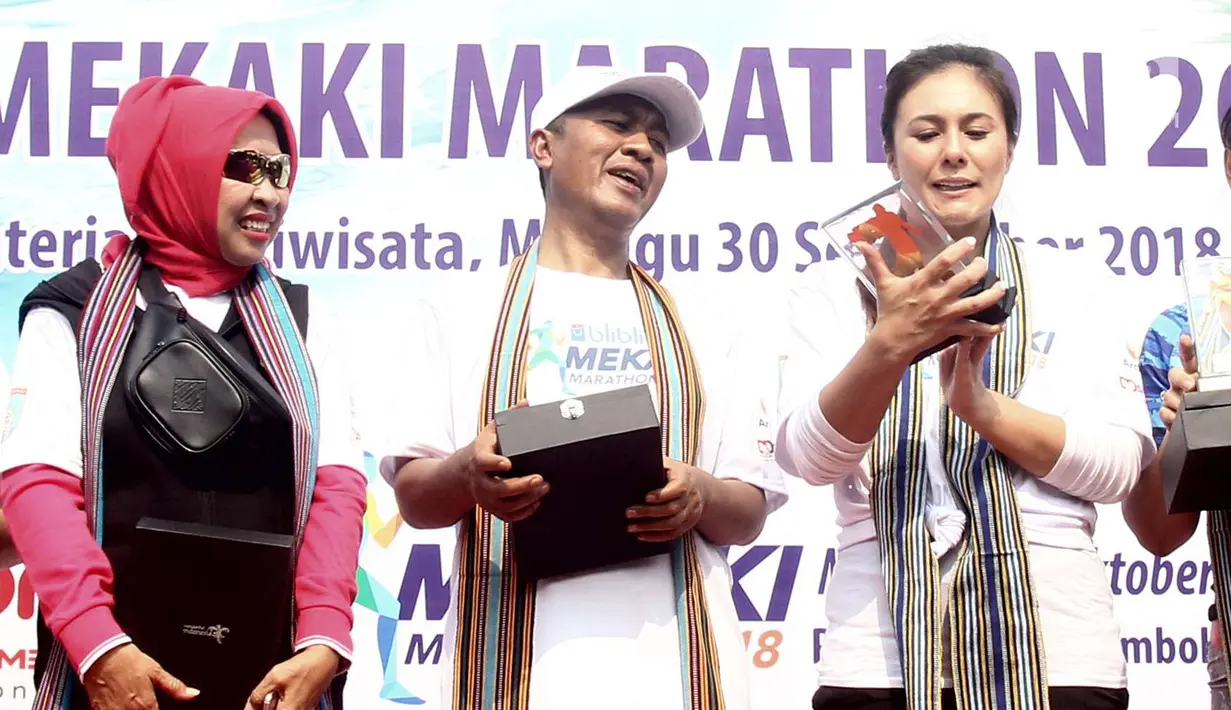 Aktris cantik Wulan Guritno mendapat cendera mata saat menghadiri acara launching Blibli Mekaki Marathon 2018 di Kantor Kemenpar, Minggu (30/9). di Gedung Sapta Pesona, Kementerian Pariwisata, Jakarta, Minggu (30/9). (Liputan6.com/Angga Yuniar)