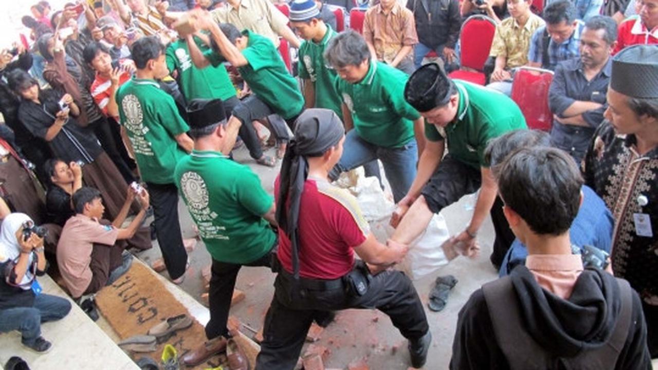 Mengintip prosesi santri di Kediri belajar ilmu kebal