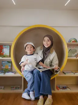 Nikita Willy juga memilih pakaian yang mendukung keleluasaan Issa untuk bergerak saat bermain di playground atau beraktivitas bersama teman-temannya. (Foto/dok: UNIQLO)