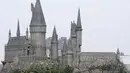 Pengunjung menaiki roller coaster di taman hiburan Universal Studios selama uji coba di Beijing, China, Selasa (31/8/2021). Universal Studios mengumumkan Senin, 30 Agustus 2021, bahwa taman hiburan pertamanya di China akan dibuka di ibukota negara pada bulan September. (AP Photo/Ng Han Guan)