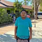 Mama Yane mengaku bangga, anak laki-lakinya Christian yang merupakan siswa dari Sekolah Dasar (SD) Inpres 1 Kupang, Nusa Tenggara Timur (NTT) kini sudah bisa membaca dan menulis (Dok. Liputan6.com/Teddy Tri Setio Berty).