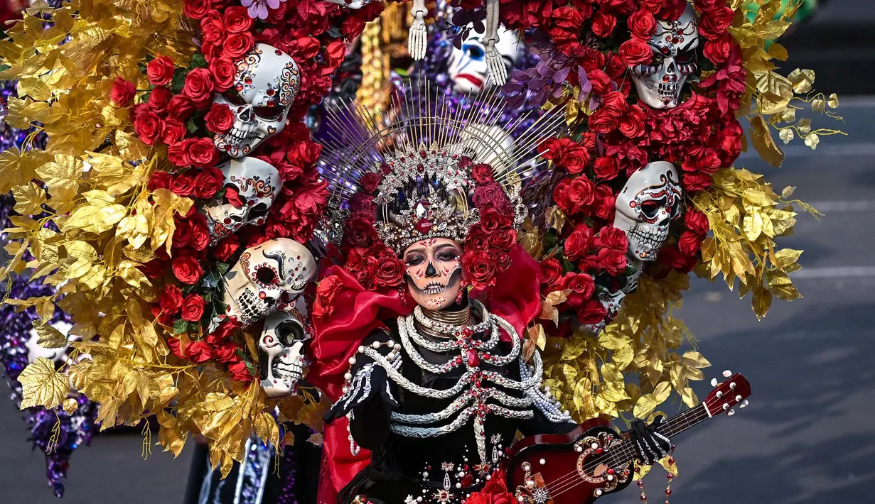 Peserta yang mengenakan kostum bertema HEAL (Kemanusiaan, Bumi, dan Kehidupan) mengikuti Jember Fashion Carnaval (JFC) ke-24 di Jember, Jawa Timur, Minggu (26/7/2026). (AFP/ Juni Krsiwanto)