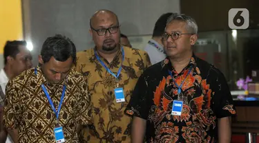 (Kiri ke kanan) Komisioner KPU Pramono Ubaid Tanthowi, Ilham Saputra, dan Arief Budiman saat tiba di Gedung KPK, Jakarta, Rabu (8/1/2020). Kedatangan mereka untuk melakukan konfirmasi kabar OTT yang menjaring salah satu Komisioner KPU, Wahyu Setiawan. (merdeka.com/Dwi Narwoko)