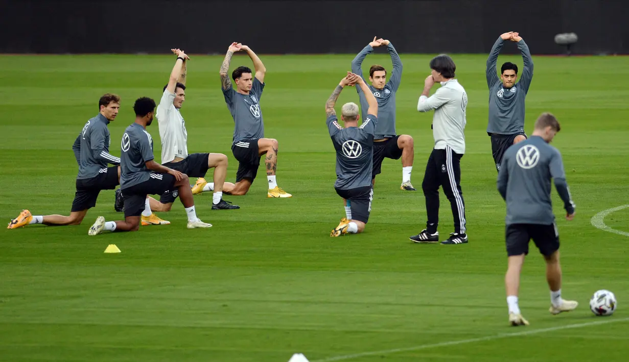 Para pemain Jerman melakukan pemanasan selama mengikuti sesi latihan di stadion La Cartuja di Seville (17/11/2020). Jerman akan bertanding melawan Spanyol pada Matchday 6 UEFA Nations League 2020 di Estadio La Cartuja de Sevilla. (AFP/Cristina Quicler)