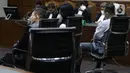 Tiga petinggi PT Adonara Propertindo yang menjadi terdakwa dugaan tindak pidana korupsi pengadaan tanah di Munjul, Rudy Hartono Iskandar, Anja Runtuwene dan Tommy Adrian (kiri ke kanan) saat sidang pembacaan tuntutan di Pengadilan Tipikor Jakarta, Kamis (10/2/2022). (Liputan6.com/Helmi Fithriansyah
