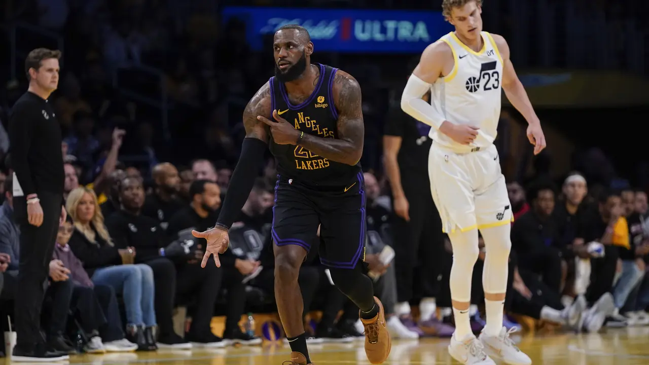 Selebrasi LeBron James saat Lakers melawan Jazz di lanjutan NBA