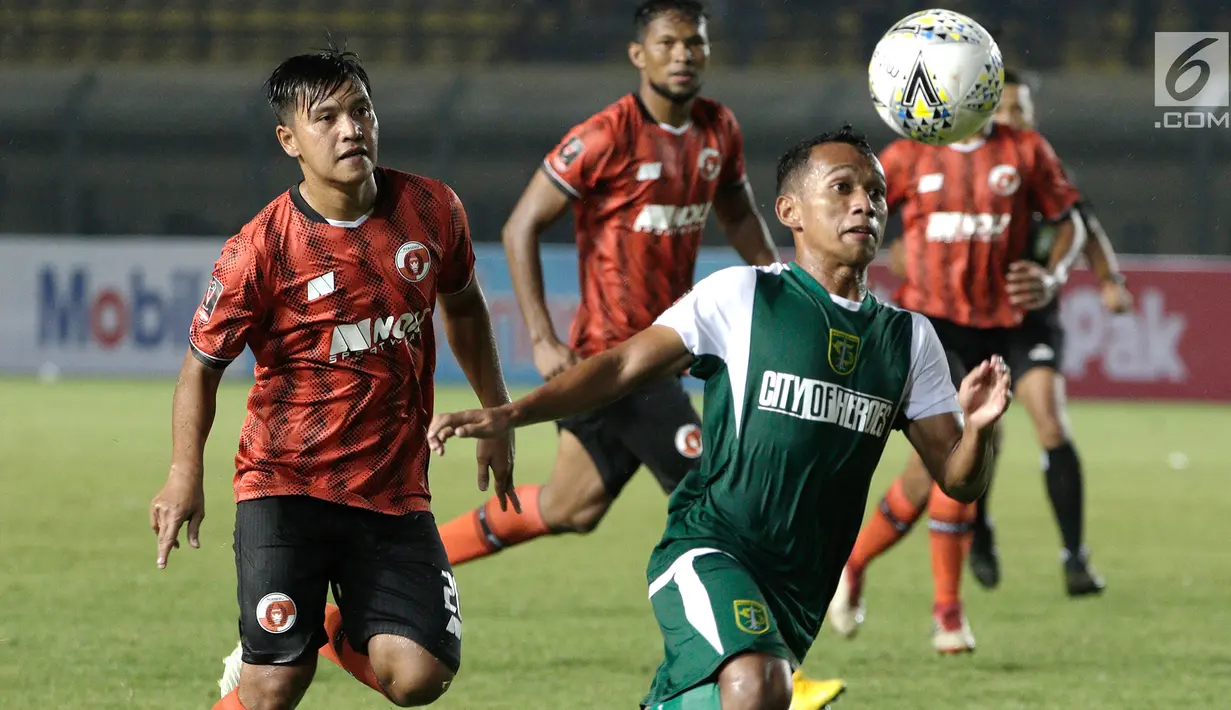 Gelandang Persebaya Surabaya, Irfan Jaya, mengejar bola saat menghadapi Perseru Serui pada laga Piala Presiden 2019 di Stadion Si Jalak Harupat, Bandung, Sabtu (2/3). Persebaya menang 3-2 atas Perseru. (Bola.com/Yoppy Renato)