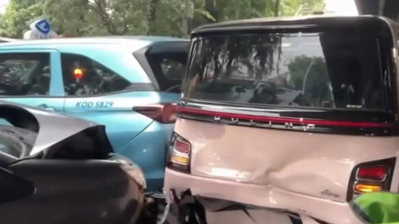 Tabrakan beruntun di Jalan Ahmad Yani, Jakarta Timur, pada Jumat (11/7/2025) pagi.