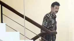 Bupati Solok Selatan Muzni Zakaria menaiki tangga bersiap menjalani pemeriksaan oleh penyidik di Gedung KPK, Jakarta, Jumat (21/06/2019). Muzni Zakaria diperiksa sebagai tersangka terkait kasus korupsi pengadaan barang dan jasa di Kabupaten Solok Selatan. (merdeka.com/Dwi Narwoko)