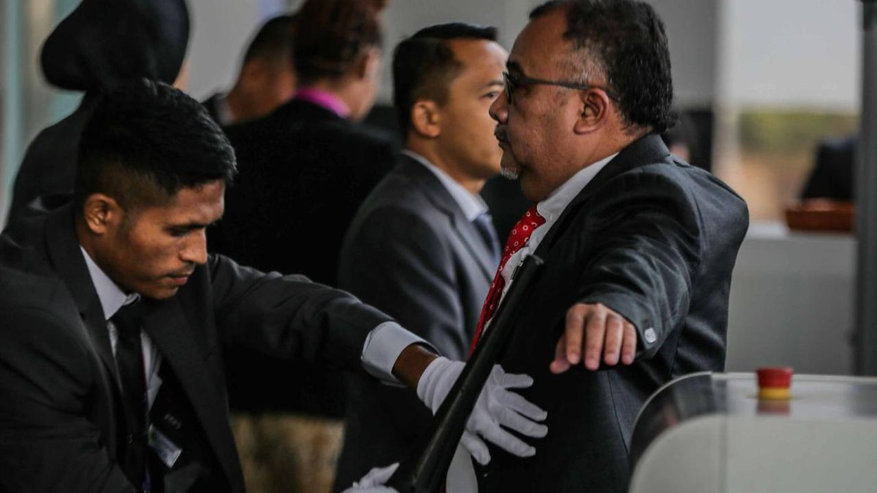 Petugas keamanan saat melakukan body checking terhadap delegasi sebelum memasuki plannery hall saat pembukaan KTT ASEAN ke-43 di Jakarta Convention Center, Senayan.