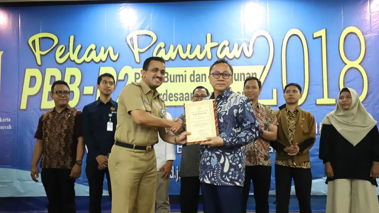 Wali Kota Jakarta Timur memberikan penghargaan kepada Ketua MPR Zulkifli Hasan sebagai tokoh panutan pembayar Pajak Bumi dan Bangunan Perdesaan dan Perkotaan (PBB-P2). (Istimewa)