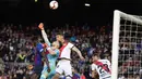 Kiper Rayo Vallecano, Dimitrievski, menghalau bola saat melawan Barcelona pada laga La Liga di Stadion Camp Nou, Sabtu (9/3). Barcelona menang 3-1 atas Rayo Vallecano. (AP/Manu Fernandez)