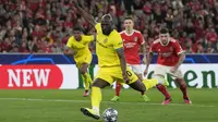 Striker Inter Milan, Romelu Lukaku mencetak gol kedua timnya ke gawang Benfica lewat eksekusi penalti pada laga leg pertama babak perempatfinal Liga Champions 2022/2023 di Luz Stadium, Benfica, Rabu (12/4/2023) dini hari WIB. (AP Photo/Armando Franca)