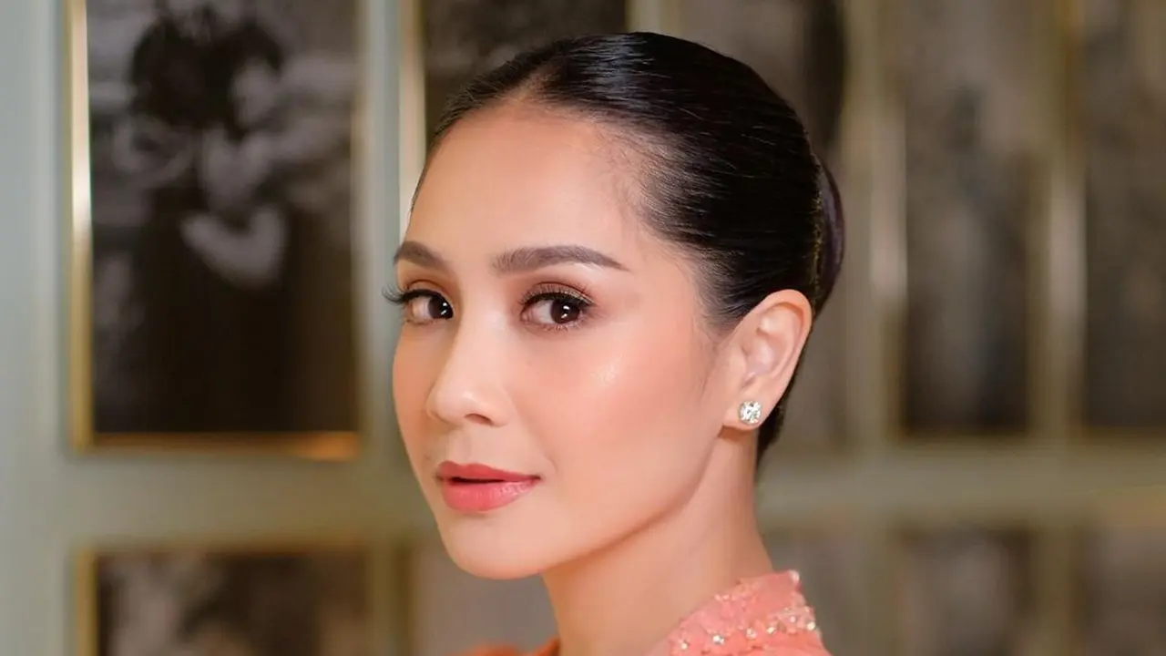 Gaya Nagita Slavina Dampingi Raffi Ahmad Dilantik Jadi Utusan Khusus Prabowo, Pancarkan Elegansi Ibu Pejabat dengan Kebaya Oranye