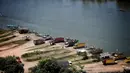 Pemandangan para penambang pasir dan truk di pinggir Sungai Luk Ulo, Kabupaten Kebumen, Jawa Tengah, Sabtu (05/5). Meski ilegal aktivitas menambang pasir dilakukan secara tradisional. (Liputan6.com/Fery Pradolo)