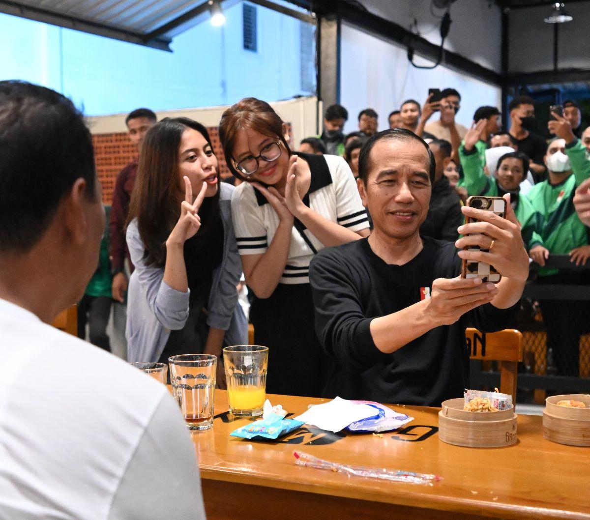 Presiden Joko Widodo atau Jokowi mengunjungi Mie Gacoan di Kota Mataram, dalam kunjungan kerja ke Provinsi Nusa Tenggara Barat (NTB), Selasa (30/4/2024). Dalam santap malam tersebut, Jokowi turut mengajak Menteri Pekerjaan Umum dan Perumahan Rakyat (PUPR)
