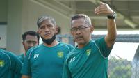 Pelatih Persebaya Surabaya, Aji Santoso. (Bola.com/Aditya Wany)