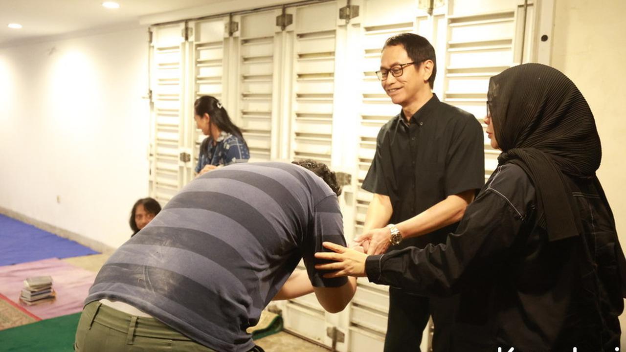 7 Potret Suasana Rumah Duka Penyanyi Irianti Erningpraja, Addie MS hingga Dewa Budjana Datang Melayat