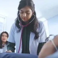 Jesryn Dhillon, seorang mahasiswa kedokteran yang sedang koas menceritakan kisahnya menangani beragam pasien.