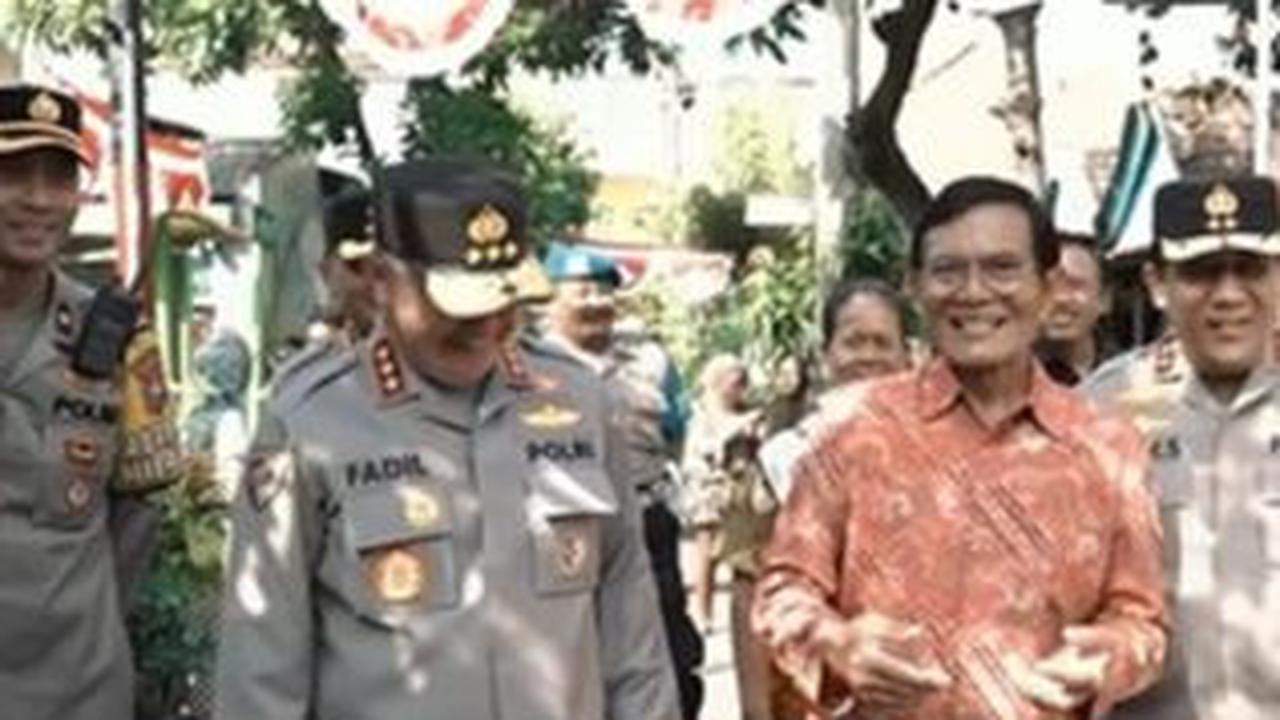 "Gantengan asline pak dibanding di TV," kata seorang warga.