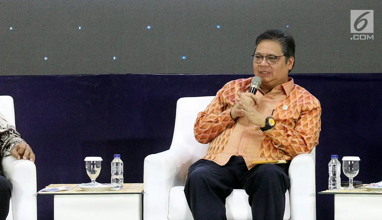 Ketua Umum Partai Golkar Airlangga Hartarto memberikan paparan dalam acara Dialog Refleksi Akhir Masa Jabatan Anggota MPR, DPR, dan DPD RI di Kompleks Parlemen, Jakarta, Selasa (10/9/2019). Dialog membahas capaian kinerja DPR, MPR, dan DPD periode 2014-2019. (Liputan6.com/JohanTallo)