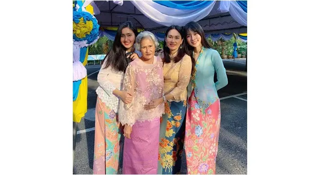 Cantik Turun Temurun, Ini 6 Potret Nong Poy Bareng Ibu dan Neneknya