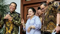 Ketua MPR Bambang Soesatyo (kiri) bersama Pimpinan MPR menemui Presiden ke-5 RI Megawati Soekarnoputri di kawasan Menteng, Jakarta, Kamis (10/10/2019). MPR mengundang Megawati untuk hadir dalam pelantikan Presiden Joko Widodo dan Wapres Mar'uf Amin 20 Oktober mendatang. (Liputan6.com/Johan Tallo)