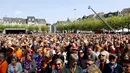 <p>Orang-orang menghadiri perayaan Hari Raja di Maastricht, Belanda, Rabu (27/4/2022). Setelah dua tahun hening karena pandemi COVID-19, Belanda kembali merayakan Hari Raja seperti biasa. (Robin van Lonkhuijsen/ANP/AFP)</p>