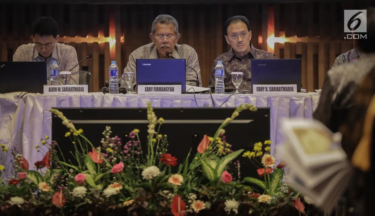 Komisaris Independen EMTK, Erry Firmansyah (tengah) memberikan pemaparan saat RUPST EMTK di SCTV Tower, Jakarta, Kamis (18/5). EMTK akan membagikan dividen sebesar Rp 40 per saham dari laba bersih tahun buku 2016. (Liputan6.com/Faizal Fanani)