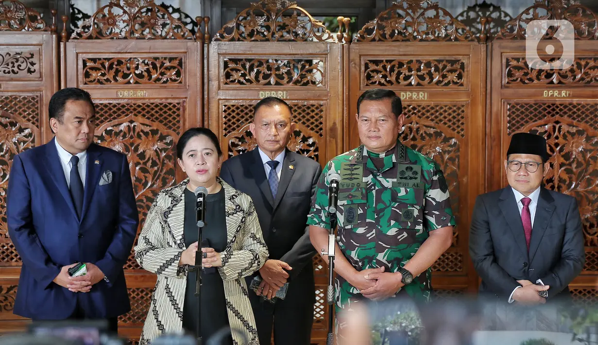 Ketua DPR Puan Maharani didampingi Wakil Ketua DPR Muhaimin Iskandar, Rachmad Gobel dan Lodewijk Freidrich Paulus dan Laksamana TNI Yudo Margono memberikan keterangan seusai Rapat Paripurna Ke-12 Masa Persidangan II Tahun Sidang 2022-2023 pengesahan calon Panglima TNI di Kompleks Parlemen, Senayan, Jakarta, Selasa (13/12/2022). (Liputan6.com/Angga Yuniar)