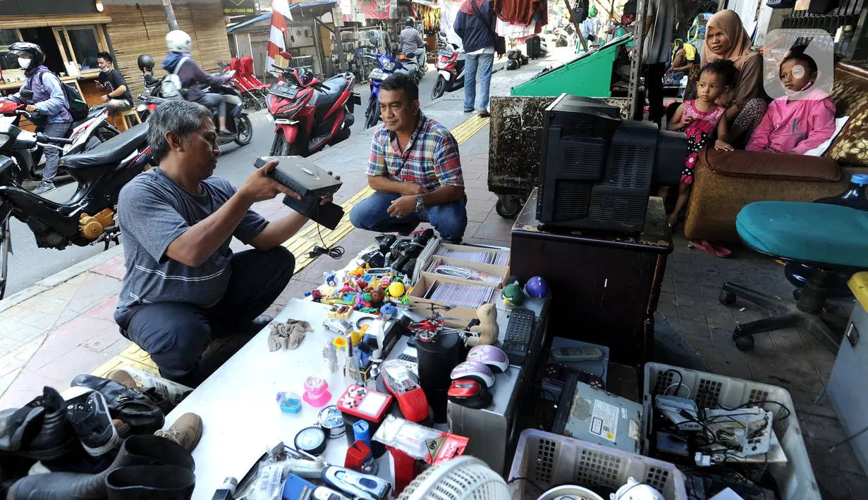 Warga mencari barang bekas di Kebayoran Vintage, Jakarta, Rabu (30/9/2020). Selama masa pandemi penjualan barang-barang bekas  rumah tangga di meningkat hingga 75 % dimana warga menjual barang-barang miliknya untuk mencukupi kebutuhan hidup sehari-hari. (merdeka.com/Arie Basuki)
