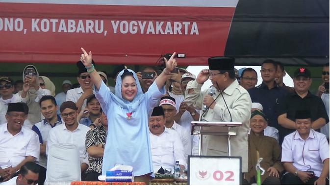 Romantisisme Titiek dan Prabowo dalam pembukaan kampanye akbar di Yogyakarta. (Liputan6.com/ Switzy Sabandar)