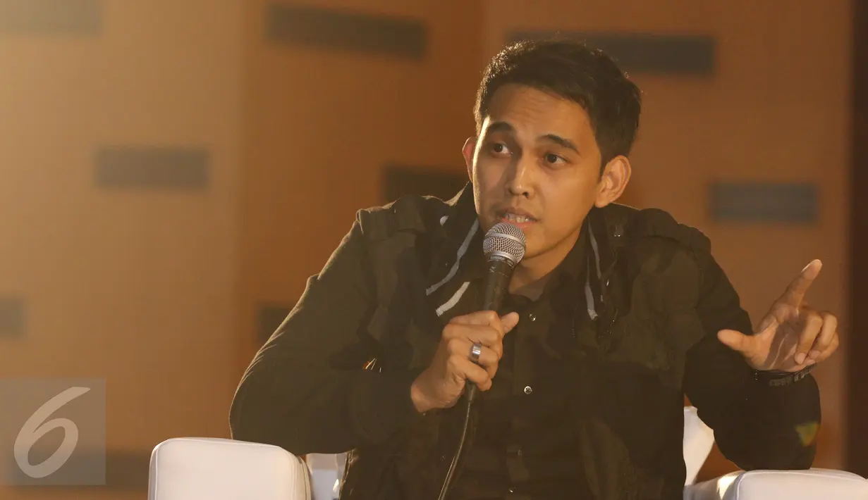 Indra Perdana Sinaga memberikan pemaparan saat "Debat Kandidat Artis Pendukung Calon Gubernur dan Wakil Gubernur DKI Jakarta 2017" di kawasan kuningan, Jakarta, Kamis (12/1). Indra mendukung pasangan Agus-Sylvi. (Liputan6.com/Herman Zakharia)