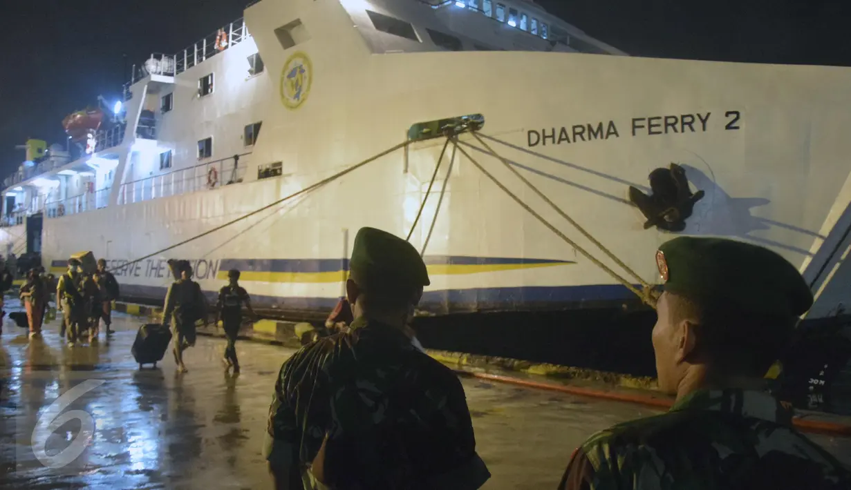 KM Dharma Ferry 2 tiba di Pelabuhan Tanjung Emas, Semarang , Rabu (26/1/2016). Rombongan kedua yang dibawa dari Kalimantan Barat ini mengangkut sebanyak 1281. (Foto:Gholib) 