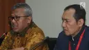 Ketua KPU Arief Budiman (kiri) dan Wakil Ketua KPK Saut Situmorang (kanan) memberi keterangan terkait kerja sama LHKPN di Gedung KPK, Jakarta, Senin (8/4). KPU dan KPK mengumumkan nama-nama anggota legislatif yang telah memberikan LHKPN. (merdeka.com/Dwi Narwoko)